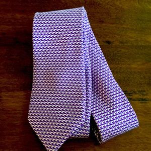 BananaRepublic 100% silk tie- mod pattern in shades of violet NWOT -not worn